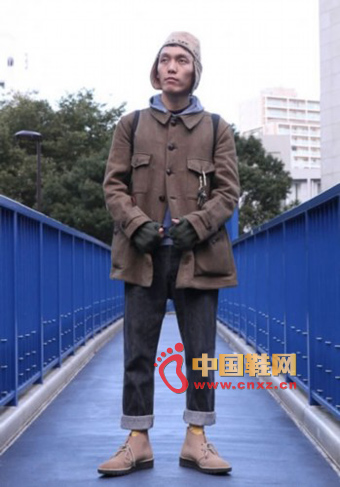 棕色大衣配牛仔裤,鞋子和帽子的颜色跟大衣很搭调~~只是这个帽子