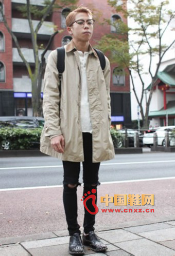 米色风衣配牛仔裤,很上班族的装束~~注意,牛仔裤是破洞的哦