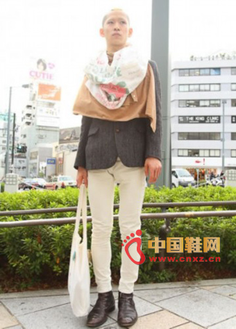 呢外套配米白色瘦腿裤,中规中矩~~可脖子上套的是啥?玫瑰花购物袋吗